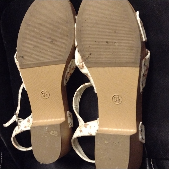 Universal Thread 9.5 cream platform sandals - Picture 9 of 10